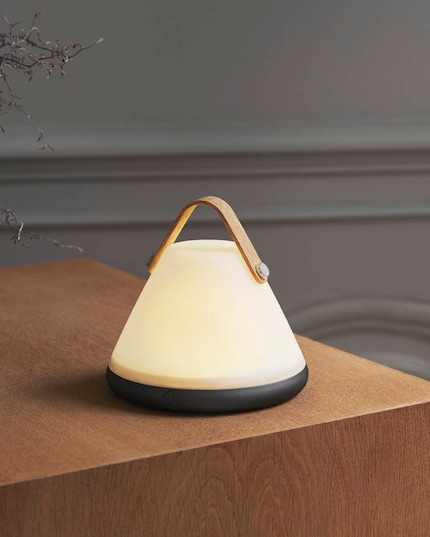 The curved wooden handle adds a chic yet casual look.