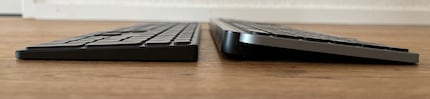 Im Vergleich ist das Rapoo-Keyboard (links) noch einmal flacher als die MX Keys von Logitech (rechts).