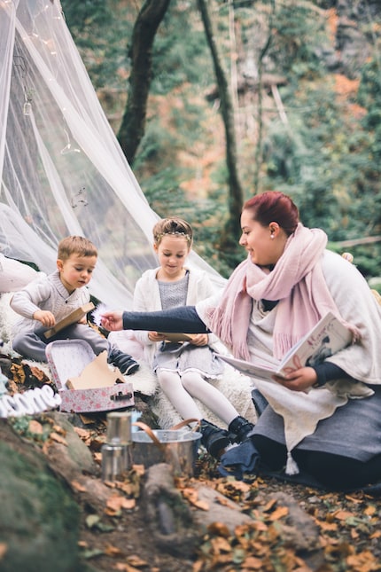 «Zauberglanz» keeps kids entertained: like here at an autumn wedding in the forest.