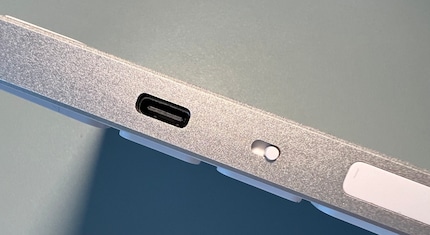 Die Aussparung für den USB-C-Anschluss im Body aus Aluminium: Hier fehlt es an der letzten Präzision.