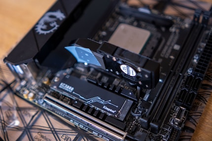 Die SSD kommt unter den Chipsatz-Kühler. Die Folie beim Wärmeleitpad solltest du entfernen.