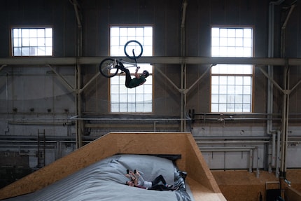It looks more comfortable than it is: taking photos on the landing mat.