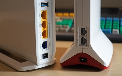 Der Router verfügt über einen 2,5-Gigabit-WAN- und drei Gigabit-LAN-Anschlüsse sowie einmal USB-A 3.0. Der Repeater über jeweils einen 2,5-Gigabit- und Gigabit-LAN-Anschluss.