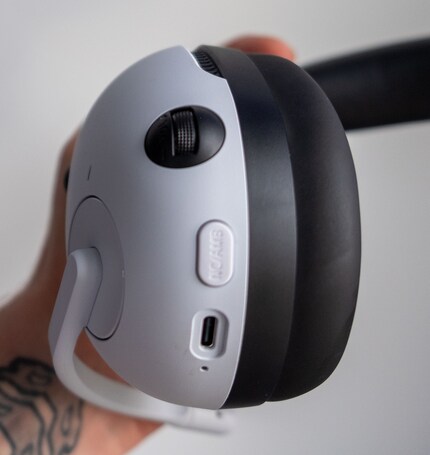 Auf Knopfdruck lässt sich das Noise Canceling zuschalten.
