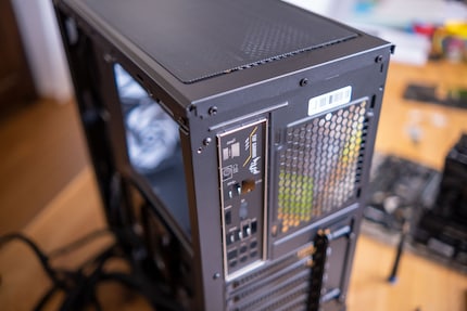 Die Blende für die Anschlüsse hinten solltest du vor dem Mainboard montieren.