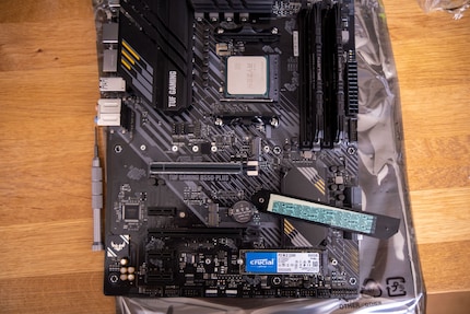 Die PCIe 3.0 SSD kommt unter den Heatshield.