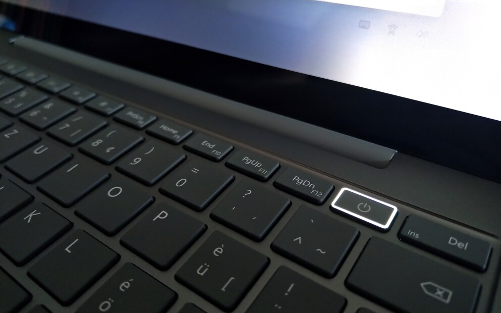 No face unlock, but a fingerprint sensor integrated in the power button.