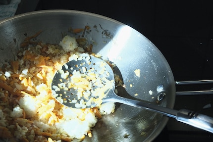 Nur in Kombination mit der Schaumkelle bringe ich mit dem Wok ein gutes Reisgericht hin.
