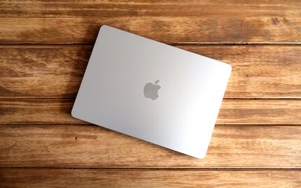 The Apple logo now measures 4.6 centimetres in height, compared to 3.9 before.