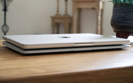 Oben das MacBook Air mit M2-, unten das mit M1-Prozessor.