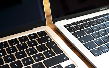 Beim M2-Laptop links sind die Lautsprecher unsichtbar in der Basis verbaut.
