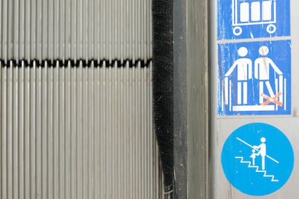 Auf einem der zig Sticker wird klar, dass die Bürste nicht zum Schuhe putzen da ist.
