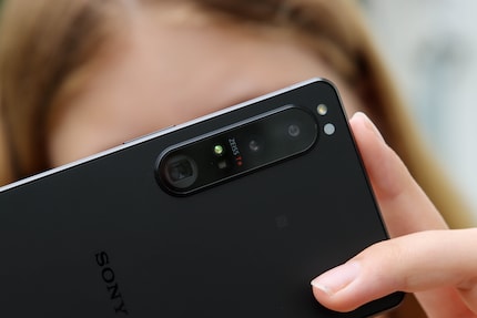 Drei kleine Linsen im Smartphone statt einer Spiegelreflexkamera mit großem Objektiv.