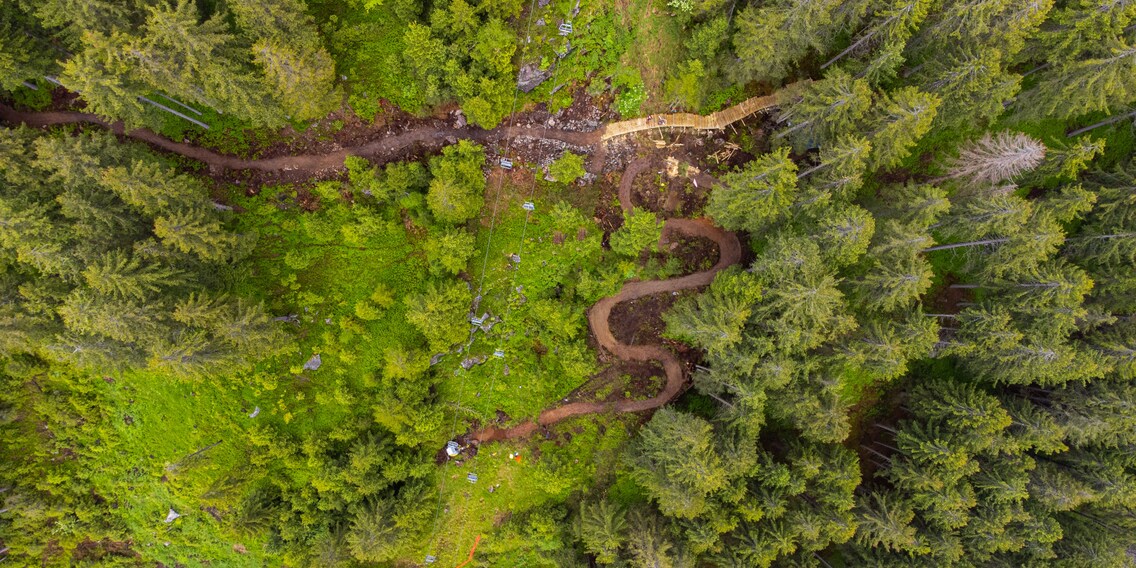 Von der Planung zum fertigen MTB-Trail: Schweizer Know-how für Tourismusdestinationen weltweit – zwei Trailbauspezialisten erläutern die Hintergründe