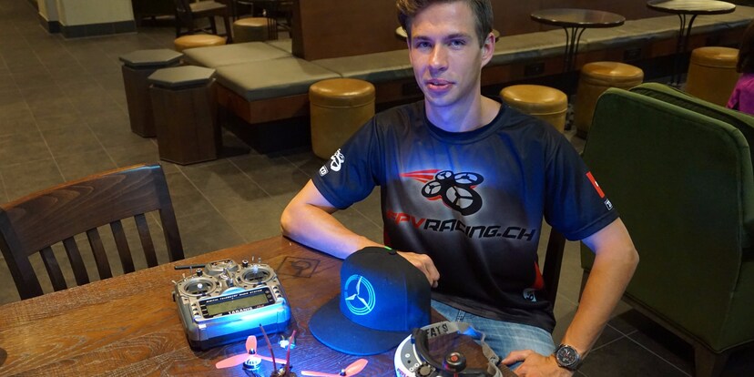 Raphael Gion Strähl mit seiner Ausrüstung an den Drone Worlds in Hawaii