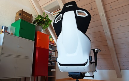 In ein grosses Büro passt ein grosser Stuhl. Oder zwei. Wobei kleine Stühle das Büro an sich grösser wirken lassen. Recaro oder Giroflex? Herman Miller?