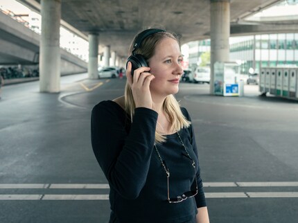 Even under the noisy hard bridge, the Momentum 4 sounds good.