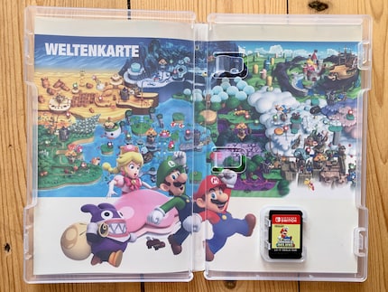 While this general map in New Super Mario Bros. U Deluxe is artistic, it isn’t as helpful.