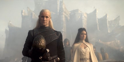 Bereits 100 Jahre vor dem Untergang Valyrias errichteten die Targaryens Dragonstone vor Westeros. In der zweiten Episode von «House of the Dragon», hunderte Jahre später, ist es Daemon Targaryen, der sich dort verschanzt