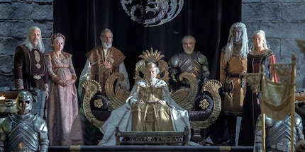 Links: Viserys Targaryen. Rechts: Rhaenys Targaryen, nach der Heirat aber Rhaenys Velaryon, und ihr Mann Corlys Velaryon. In der Mitte: Jaehaerys Targaryen
