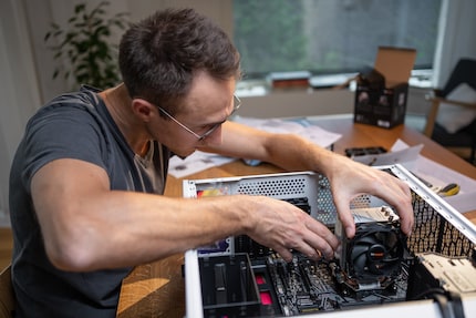 Der CPU-Kühler lässt sich ohne Schrauben montieren. Noch leichter wäre es ausserhalb des Gehäuses.
