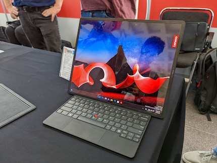 Set up, it becomes an all-in-one PC.