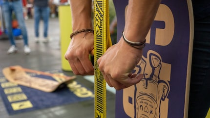 Mit einem Stab wird die Slackline gespannt.