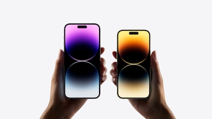 iPhone 14 Pro und Pro Max gibts in vier Farben, darunter Violett, hier links im Bild.