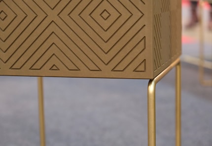 Die Box besteht aus MDF-Platten und steht auf einem Metallgestell.