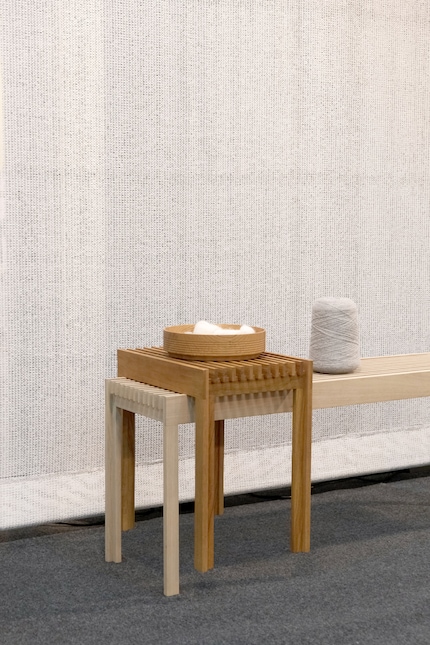 Die Hocker, Couchtische und Sitzbänke aus der Reihe «Lightweight» sind besonders leicht.