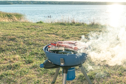 Beim Grillen auf dem Rost tropft Fett und Öl in die Gasflamme und sorgt für ordentlich Rauch.