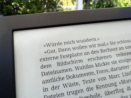 Bei starkem Sonnenschein und genauem Blick siehst du hinter den Zeilen einen leichten E-Ink-Schatten.