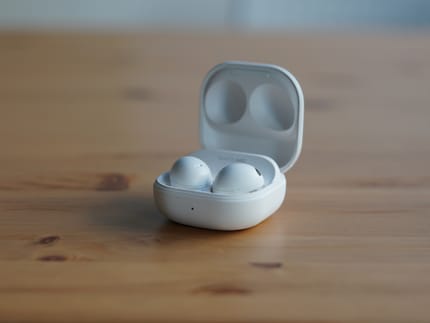 Dank kleinen Magneten sind die Buds schnell in der Box versorgt.