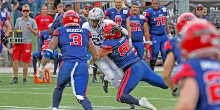 Kein Durchkommen für den Running Back der Tirol Raiders. Tim Hänni bringt ihn zu Boden. Foto: Holger Beck