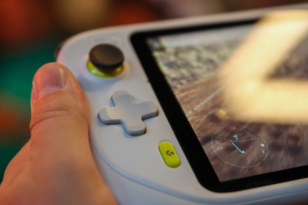 Analog-Stick und Steuerkreuz auf der linken Seite.