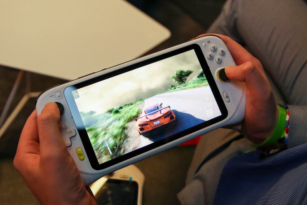 Farblich wirken die OLED-Panels von Smartphones kräftiger als das LCD des G Gloud Gaming Handhelds.