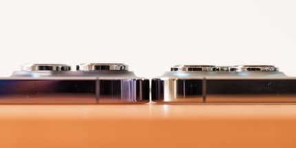 Das Kameramodul des iPhone 14 Pro (links) steht weiter vor als beim 13 Pro (rechts). Letzteres hat übrigens noch eine Displayschutzfolie drauf und liegt darum sogar etwas höher.