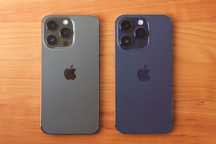 Wenn du schon ein iPhone 13 Pro (links) hast und nicht zwingend das neuste Gerät haben musst, kannst du getrost ein Modelljahr überspringen.