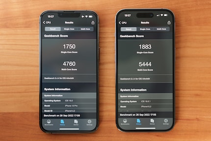 Erst der Geekbench-Test zeigt die kleine Leistungssteigerung des iPhone 14 Pro (rechts) gegenüber dem 13 Pro (links).