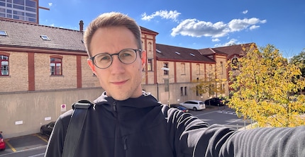 Die Selfie-Kamera des iPhone 14 Pro geht besser mit Gegenlicht um...