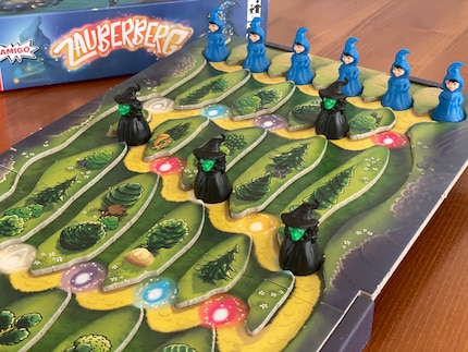 Ab fünf Jahren: Im preisgekrönten Kugelspiel «Zauberberg» kämpfen Hexen gegen Zauberlehrlinge.