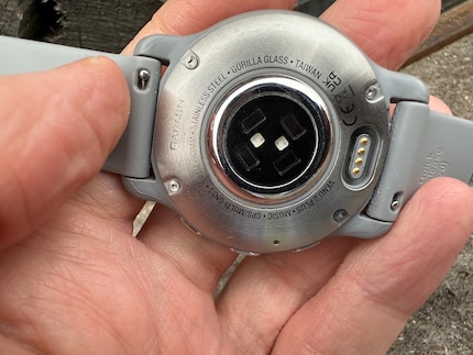 Auf der Rückseite gibt es den Garmin-eigenen Anschluss fürs Ladekabel. Hier sind auch die Sensoren für Puls und Sauerstoffsättigung zu sehen.