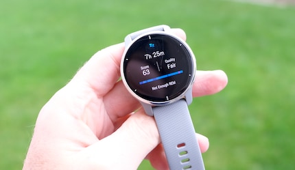Nur 63 von 100 Punkten bekomme ich für meine letzte Nacht. In der Garmin-App auf dem Smartphone kann ich das noch genauer anschauen und mit den letzten Nächten vergleichen.