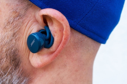 Bose Sport Earbuds ragen einen gefühlten halben Meter aus ihnen heraus.
