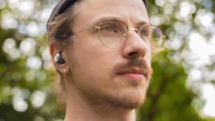 Die Pixel Buds Pro sitzen dezent im Ohr. / © NextPit