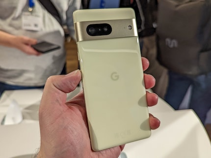 Pixel 7 in Lemongrass.