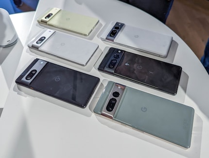Beide Pixel 7 gibt es in Schwarz und Weiß, das Pixel 7 zudem noch in «Lemongrassº und das Pixel 7 Pro in «Hazel».