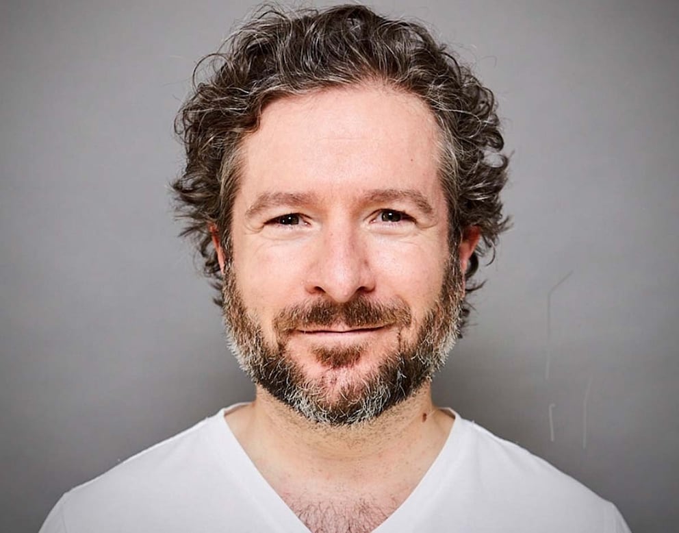 Roman Bartl (52) aus Hamburg macht Haarschneide-Tutorials für Eltern.