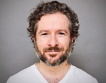 Roman Bartl (52) from Hamburg creates haircutting tutorials for parents.