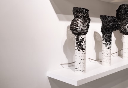 Upcycling von VHS-Kassetten: Die Lampen setzen sich aus einem speziellen Gips und einem Häkelgewebe aus Magnetband zusammen.